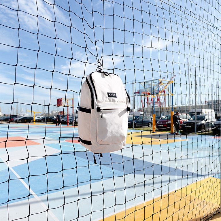 eoto Studentenrucksack Easy h&auml;ngt am Sportplatz im Tornetz