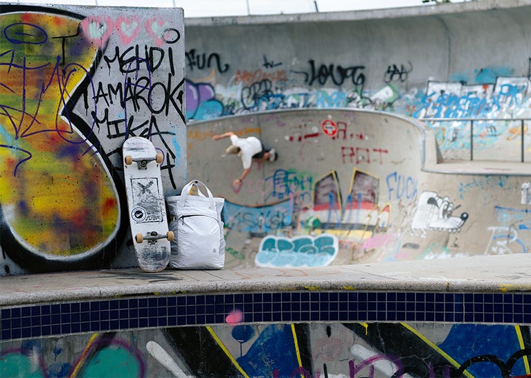 Mann skatet auf einer Skateranlage Mann skatet auf einer Skateranlage