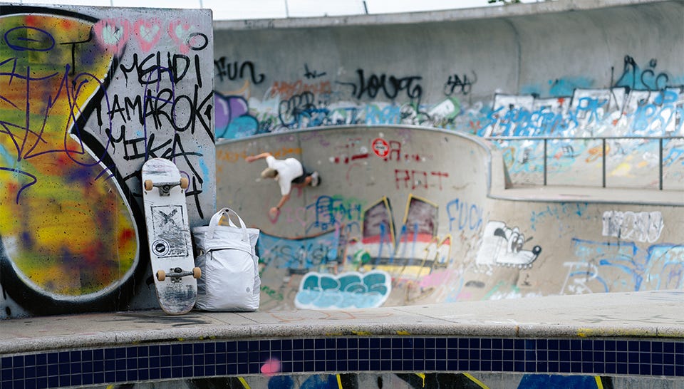 Mann skatet auf einer Skateranlage Mann skatet auf einer Skateranlage