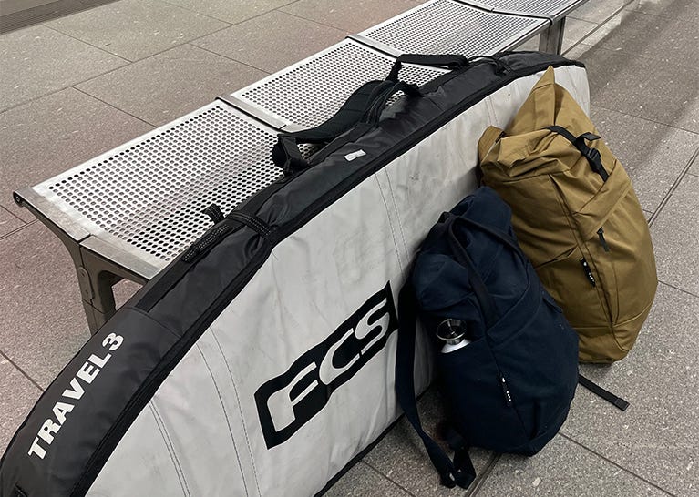 Ein Surfboard mit eoto Rucksäcken Ein Surfboard mit eoto Rucksäcken