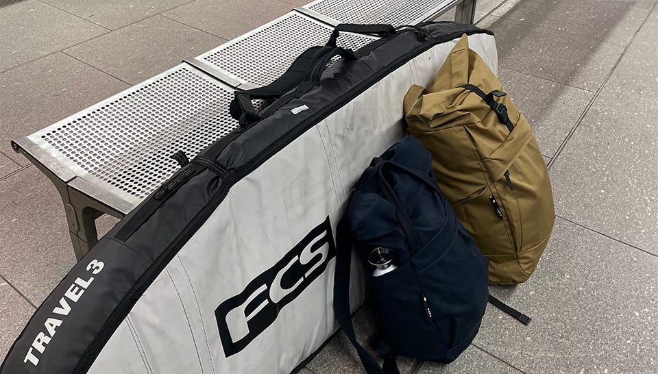 Ein Surfboard mit eoto Rucksäcken Ein Surfboard mit eoto Rucksäcken