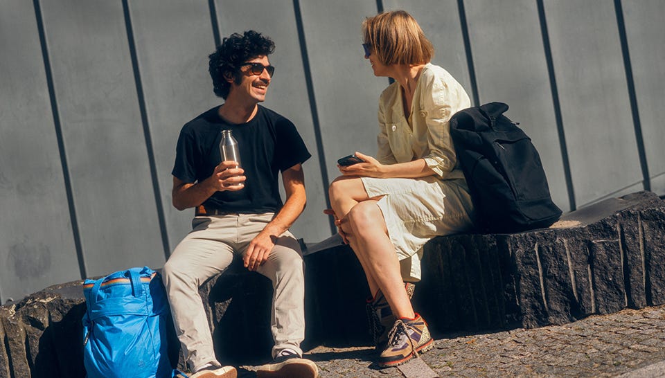 Zwei junge Menschen mit eoto Rucksäcken im Freien Zwei junge Menschen mit eoto Rucksäcken im Freien