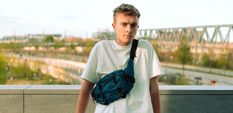 Mann mit blauer eoto Hip Bag 