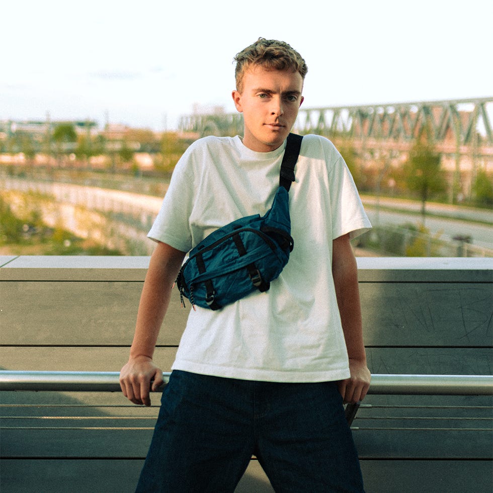Mann mit blauer eoto Hip Bag 