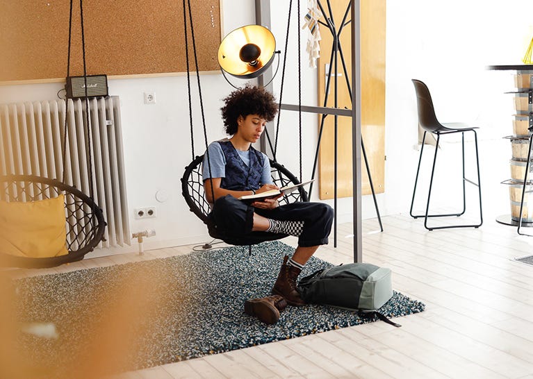 Zeit für sich selbst nehmen Person sitzt im Wohnzimmer und liest