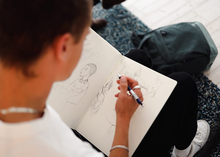 Zeichnen lernen Mann zeichnet mit Bleistift Skizzen von Menschen