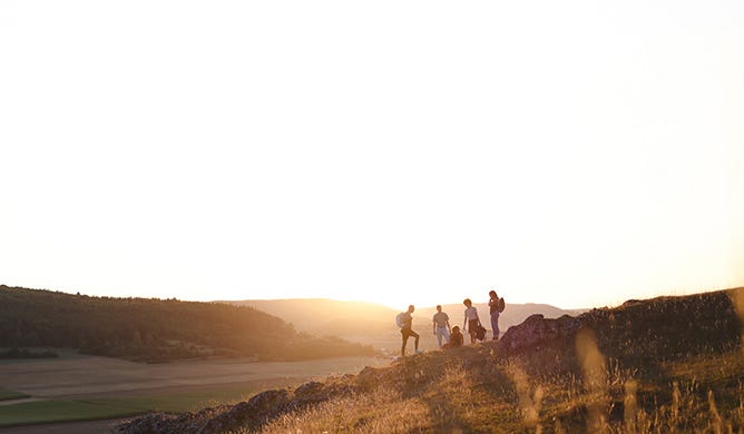 Freundesgruppe mit eoto in Sonnenaufgang