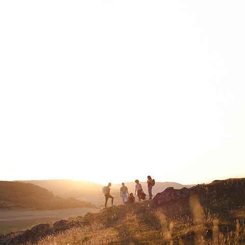 Freundesgruppe mit eoto in Sonnenaufgang