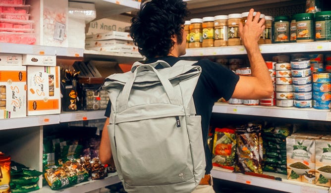 Cityrucksack von eoto Einkauf im Supermarkt mit einem eoto City Rucksack