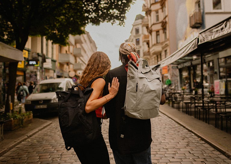 Daypack, Tagesrucksack, Cityrucksack von eoto Paar mit eoto Daypack in der Stadt