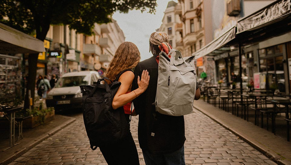 Daypack, Tagesrucksack, Cityrucksack von eoto Paar mit eoto Daypack in der Stadt