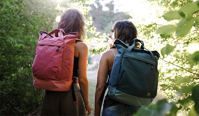 Tagesrucksack von eoto Freunde wandern in der Natur mit einem eoto Tagesrucksack