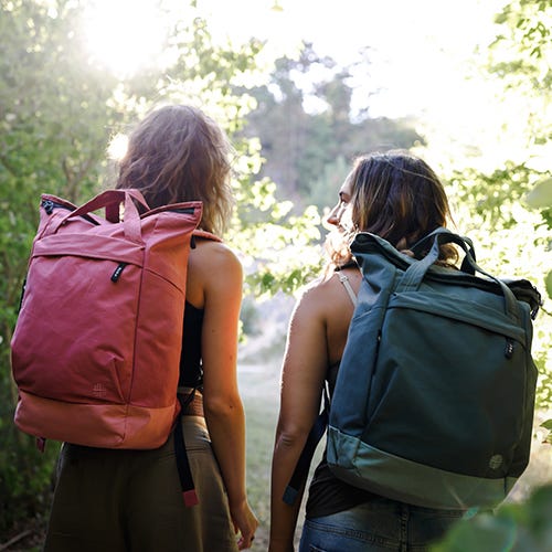 Tagesrucksack von eoto Freunde wandern in der Natur mit einem eoto Tagesrucksack