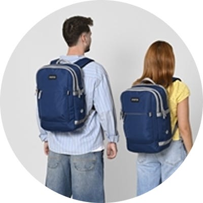 2 Personen mit nachhaltigem eoto Rucksack in blau