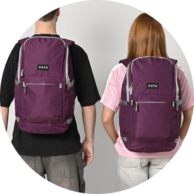 2 Personen mit nachhaltigem eoto Rucksack in weinrot