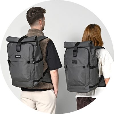 2 Personen mit nachhaltigem eoto Rucksack in grau