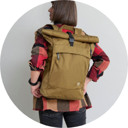Frau trägt eoto Earth Rucksack, beige