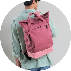 Mann trägt eoto Water Rucksack, rosa
