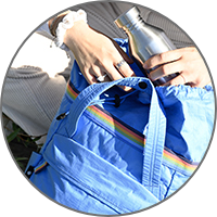 Mann verstaut Trinkflasche in eoto Rucksack