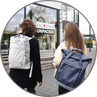 Studentinnen mit eoto Uni Rucksack vor Unverpackt Laden