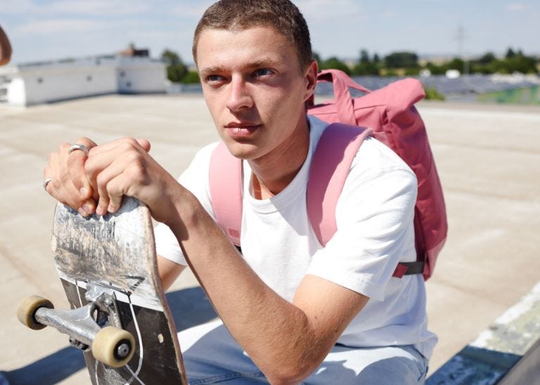 Werte von eoto Mann mit Skateboard und eoto Rucksack