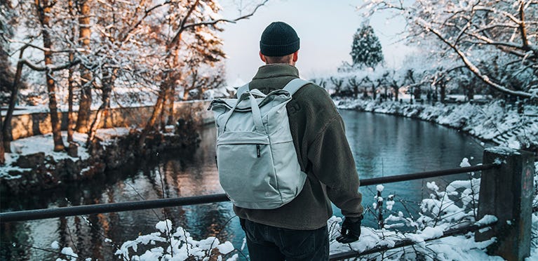 Person mit eoto-Rucksack macht Winterspaziergang