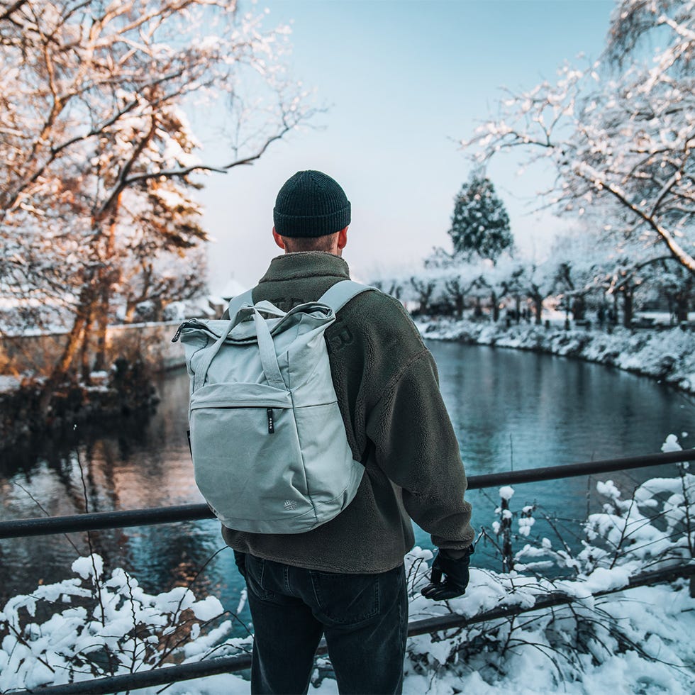 Person mit eoto-Rucksack macht Winterspaziergang