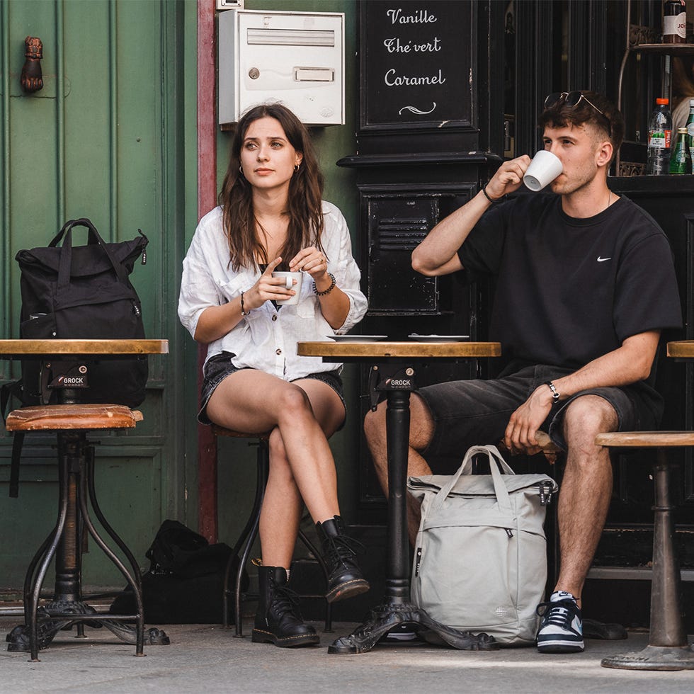Personen mit eoto-Rucksack trinken Kaffee 