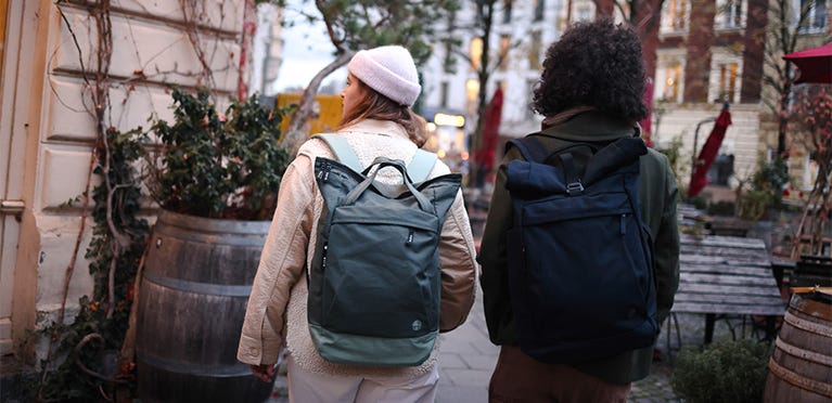 Personen mit eoto Rucksack laufen durch die weihnachtliche Stadt