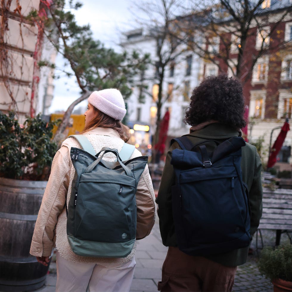 Personen mit eoto Rucksack laufen durch die weihnachtliche Stadt