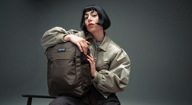 Frau mit Uni Rucksack von eoto, mokka braun