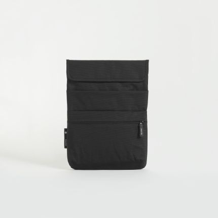 Nachhaltige Laptoptasche in schwarz, Frontansicht