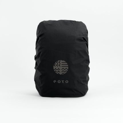nachhaltige eoto Regenhülle, schwarz, für Rucksäcke mit einem Volumen zwischen 18 l und 30 l
