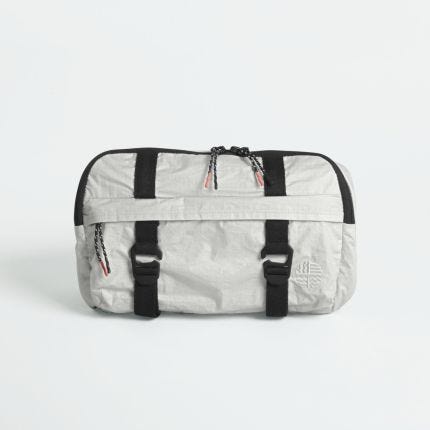 eoto nachhaltige große Bauchtasche in weiß