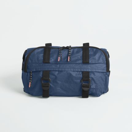 eoto nachhaltige große Bauchtasche in dunkelblau