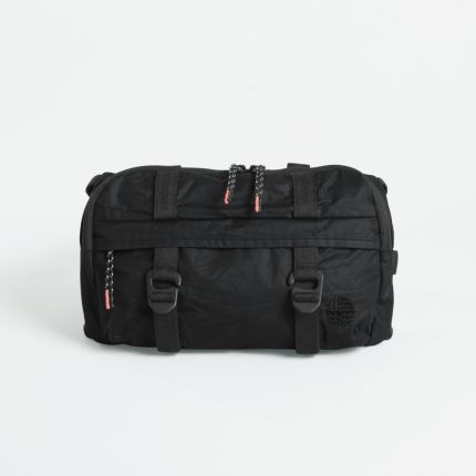eoto nachhaltige große Bauchtasche in schwarz