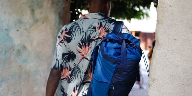 Mann trägt veganen Rucksack von eoto