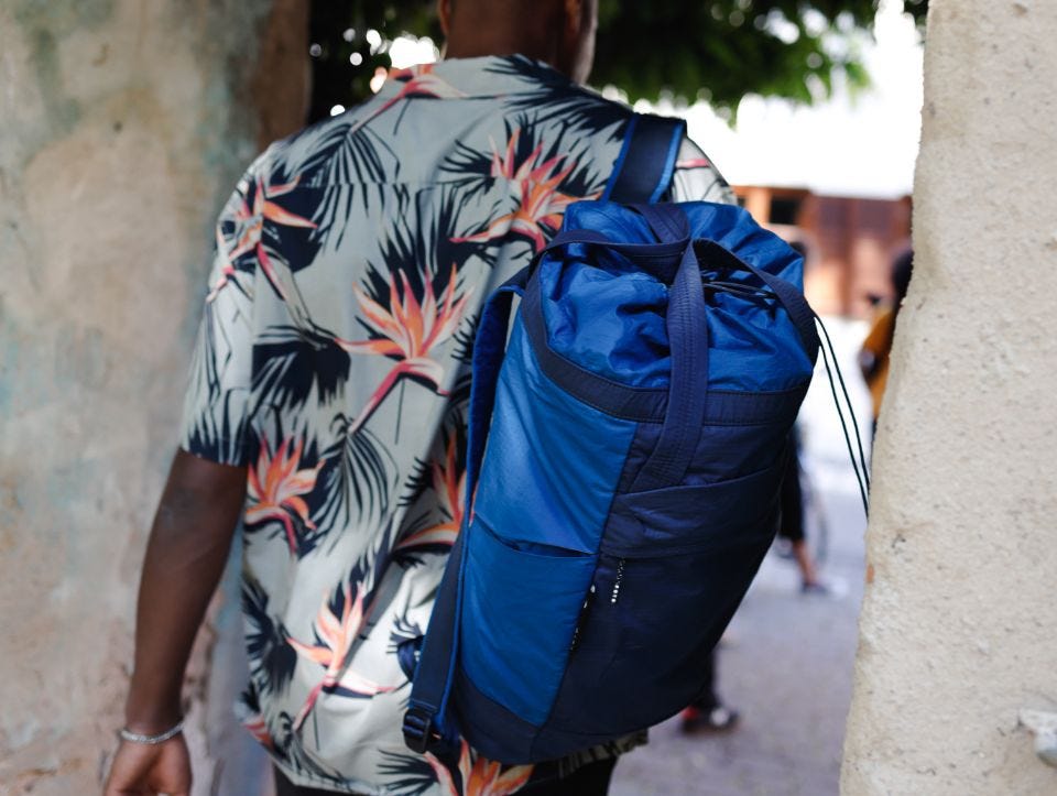 Mann trägt veganen Rucksack von eoto
