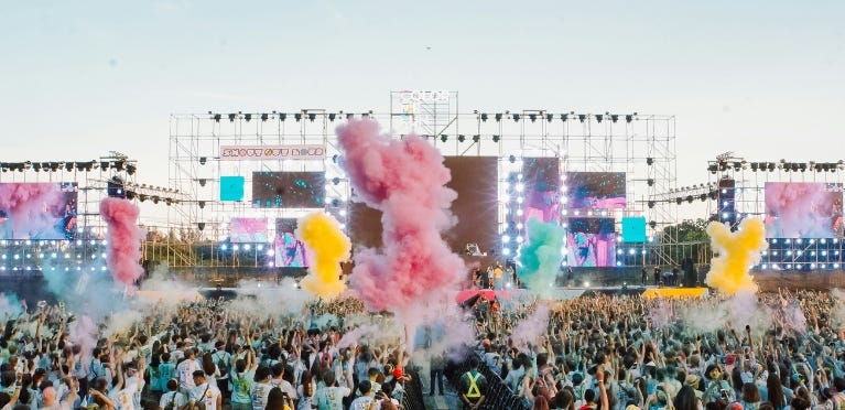 Menschen feiern auf einem Festival