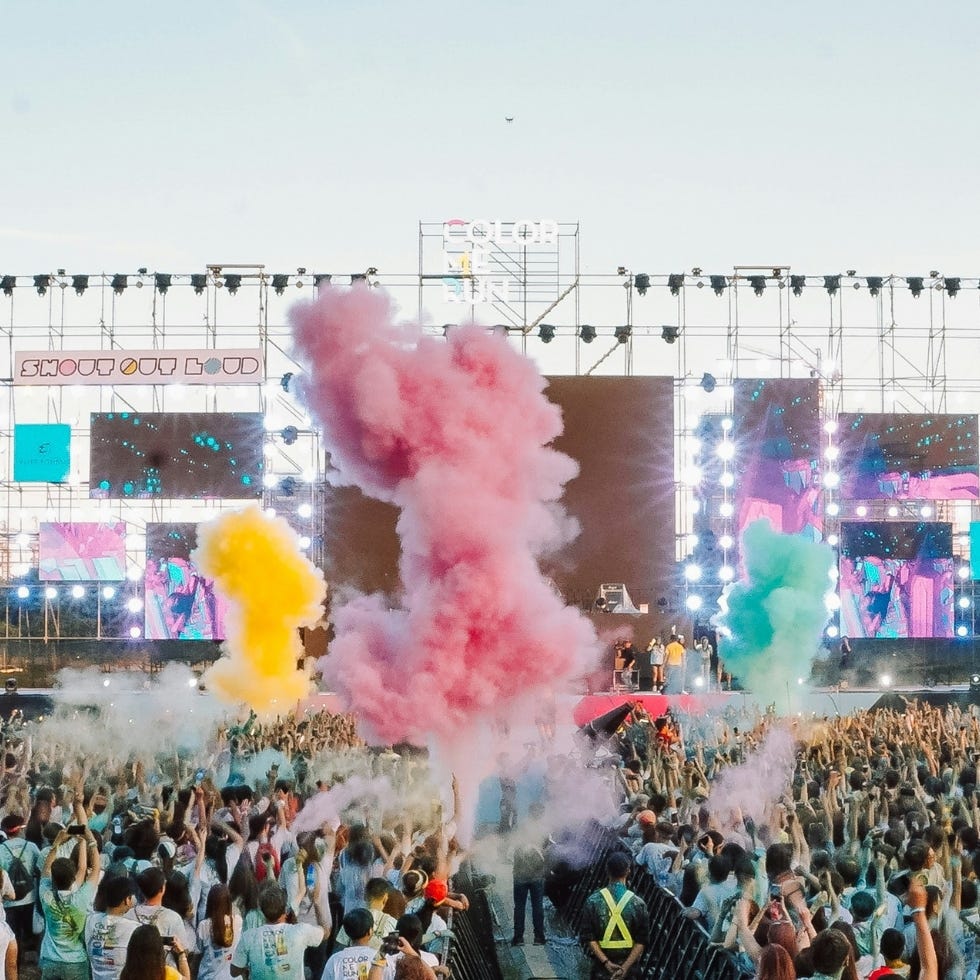 Menschen feiern auf einem Festival