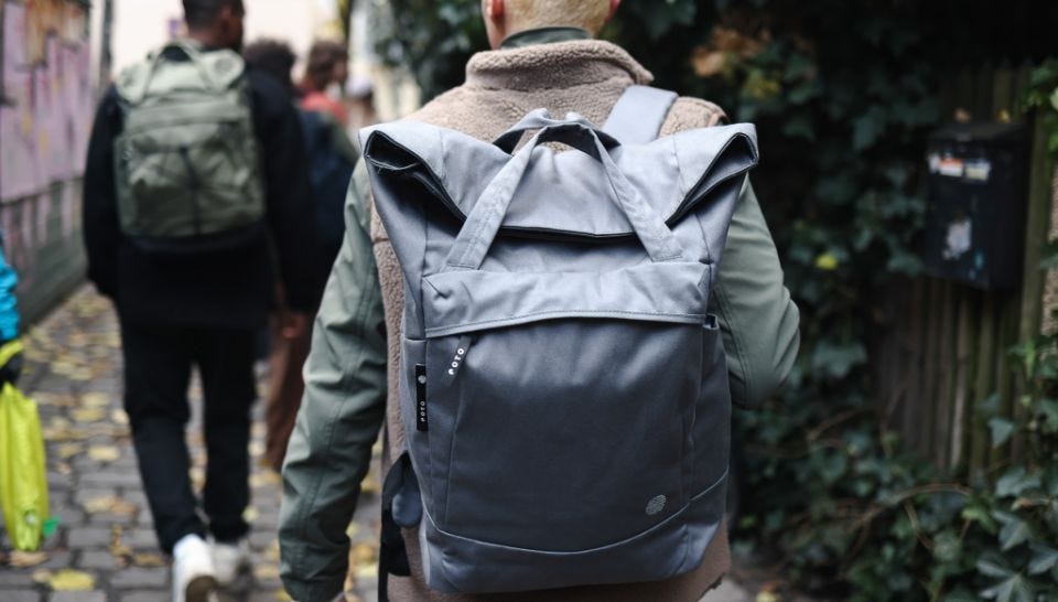Mann trägt Tote-Bag Rucksack der eoto Earth-Serie